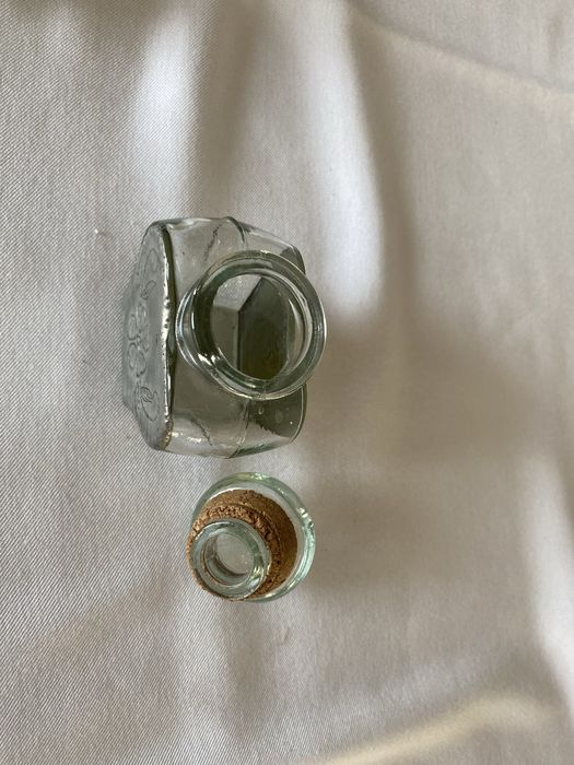 Frasco antigo em vidro, estanho e tampa de vidro com rolha de cortiça.