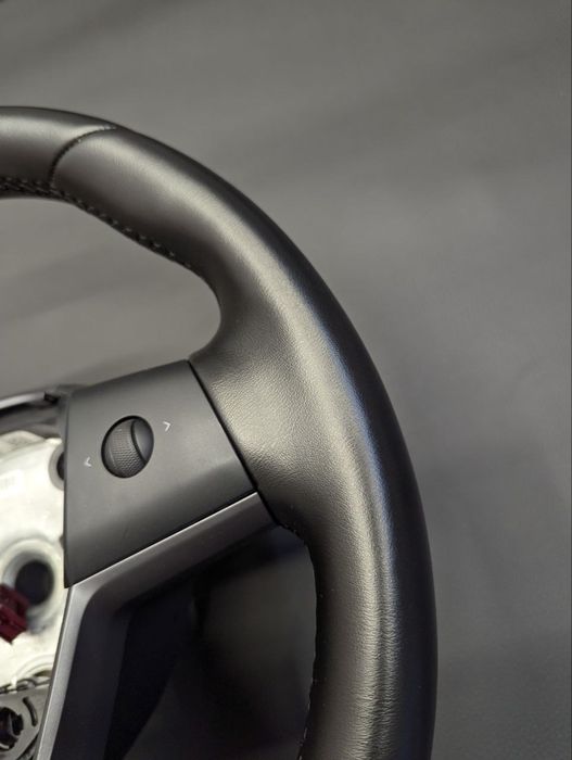 Перетягнуте кермо Tesla