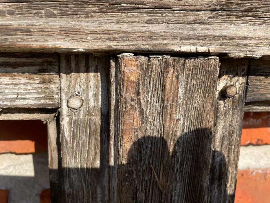 Stare drewniane okna ze szprosami