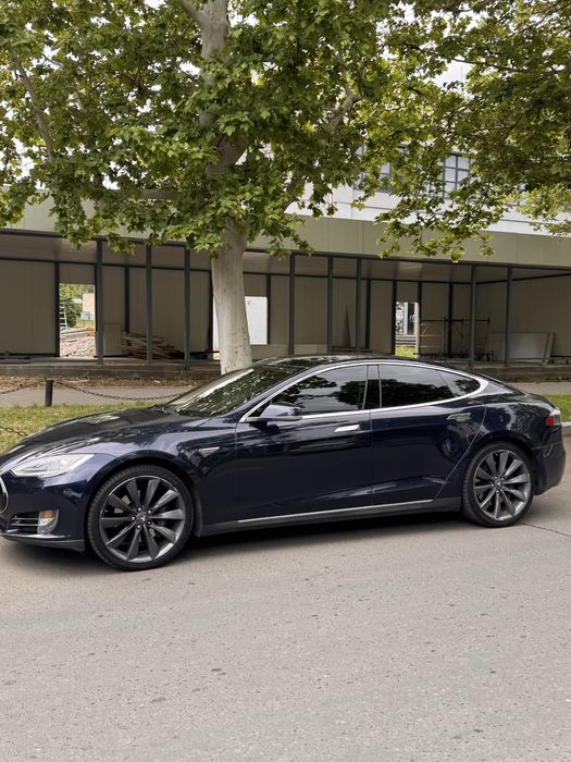 Tesla model s P85+. 2013