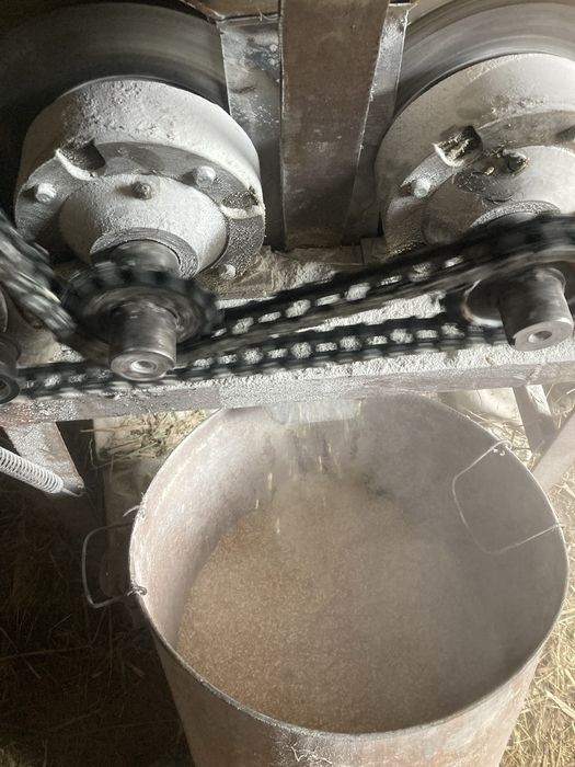 Продам млин зернодробарку та вальцеву дробарку