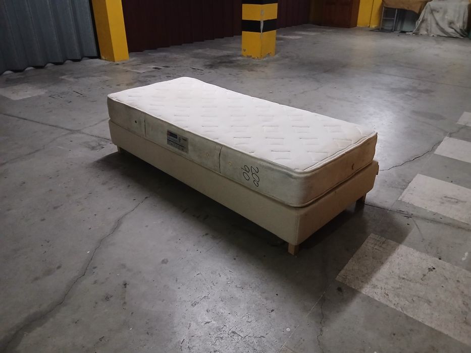 Cama estrado solteiro Ikea com colchão