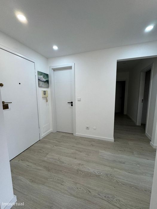 Fantástico Apartamento T2 Totalmente Remodelado com Parqueamento