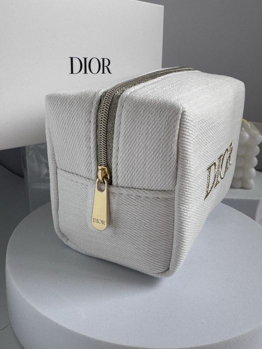 Біла косметичка Dior