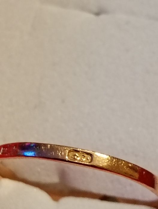 Złoty pierścionek.