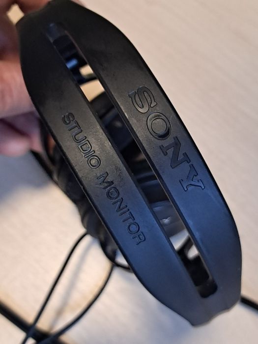 Навушники студійні Sony MDR-v150