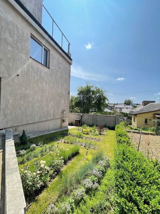 Продам будинок з гаражем в районі 18 школи!