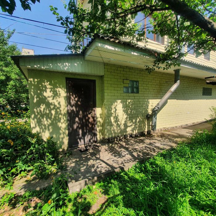 Компактний будинок-гараж в р-ні площі 700-річчя (C)