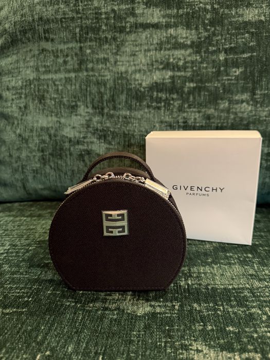 Подарунки. Оригінальна косметичка Живанши