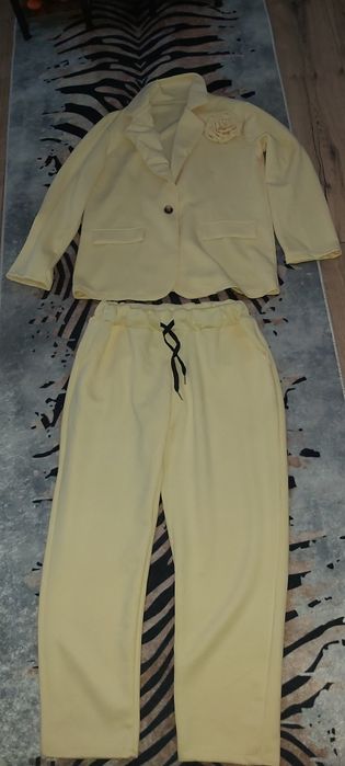 Pastelowy żółty garnitur damski uni
