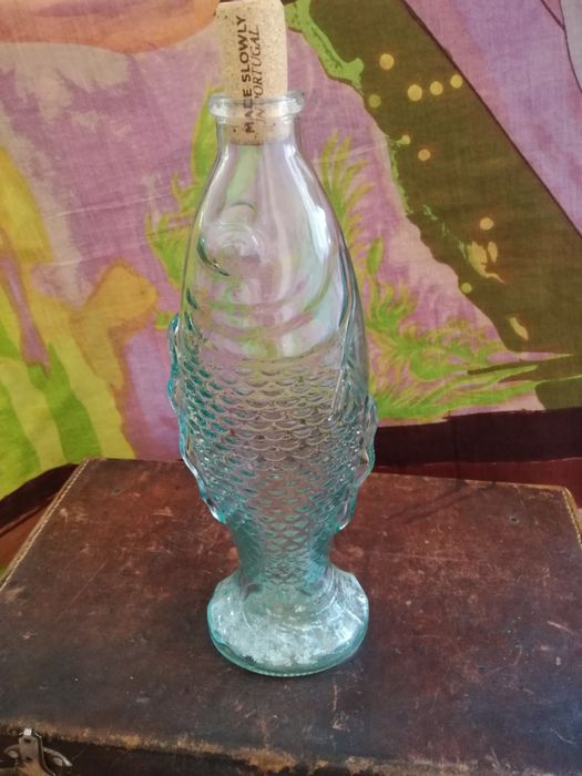 Garrafa de vidro em forma de peixe com rolha de cortiça