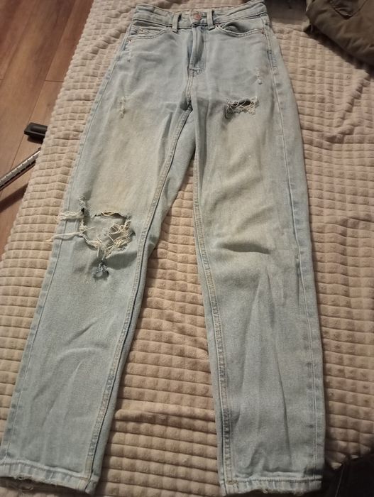 Jeansy z dziurami stradivarius