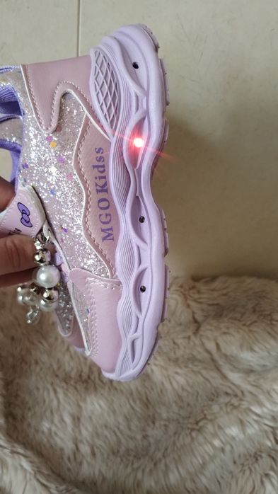 Adidaski LED dla dziewczynki