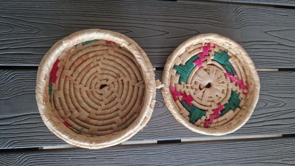 Caixa redonda de materiais naturais