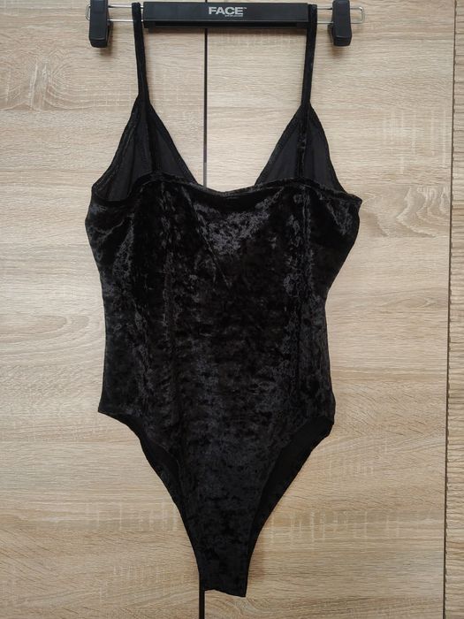 Welurowe body na ramiączkach