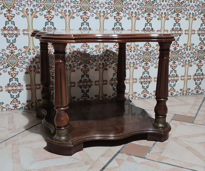 Mesa de Centro Clássica em Madeira com Tampo em Mármore
