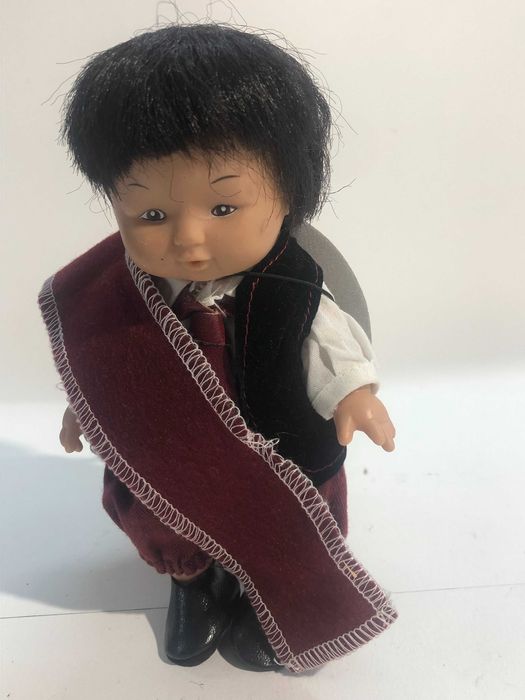 bonecos de varias nacionalidades