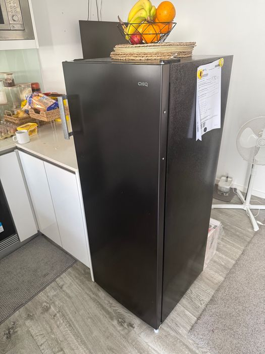 Congelador vertical CHIQ como novo