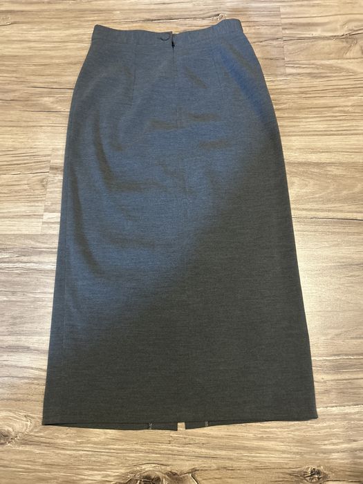 Długa szara spódnica