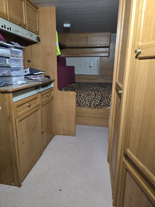 Caravana 495 KLU com toldo – ideal para campismo ou projeto