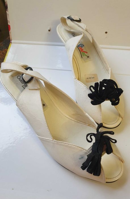 Вінтажні шкіряні білі босоніжки р. 38 Нові