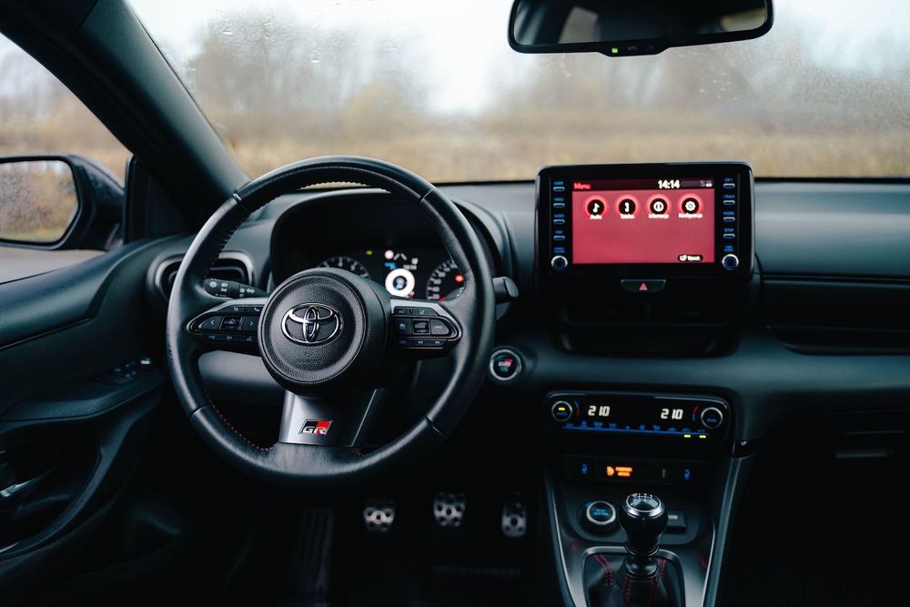 Wynajem Toyota GR Yaris Eventuri wypożyczalnia samochodów