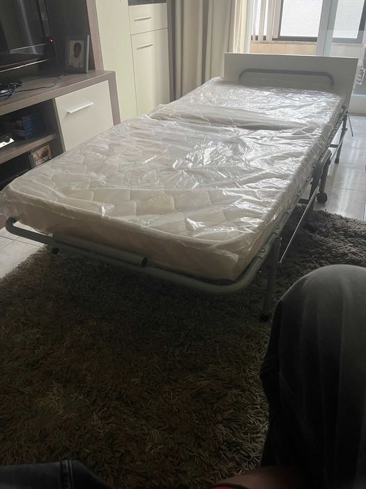 Cama de Solteiro, Dobrável e Seminova com Colchão