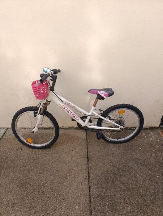 Bicicleta de menina com cesto