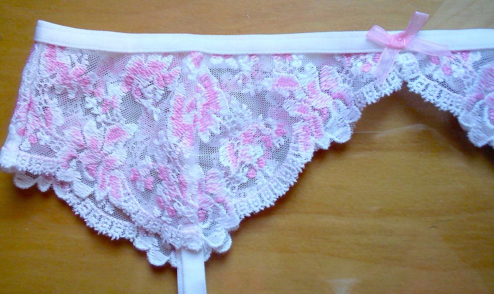 Pas do pończoch, koronkowy biało-różowy, obwód 72-90 cm