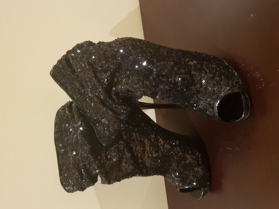Sapatos altos de lantejoulas pretas, novos