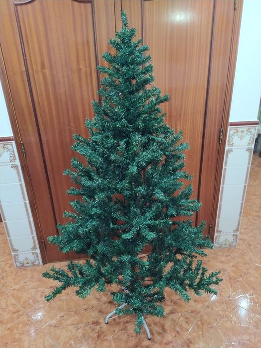 Árvore de Natal verde casa quarto apartamento vivenda escritório gabinete carro cozinha.