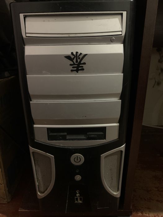 Системний блок, монітор та клавіатура