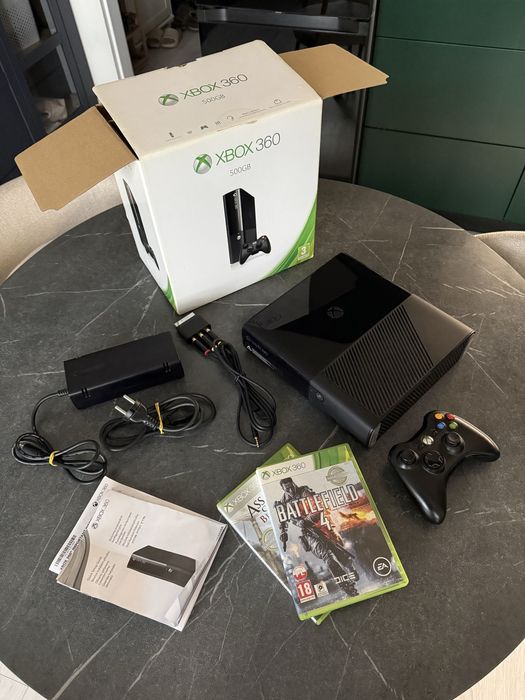 Konsola Xbox 360 E 500GB + gry