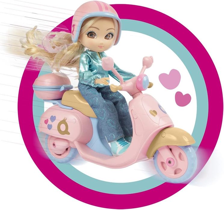 Rebecca com scooter da unique eyes artigo único