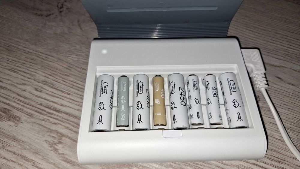 AA and AAA Battery Charger, Like New64738270446337122