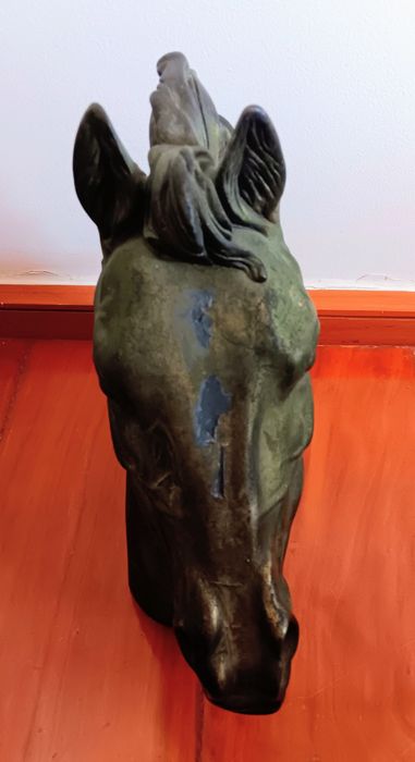 Escultura de cabeça de cavalo em mármore e prata