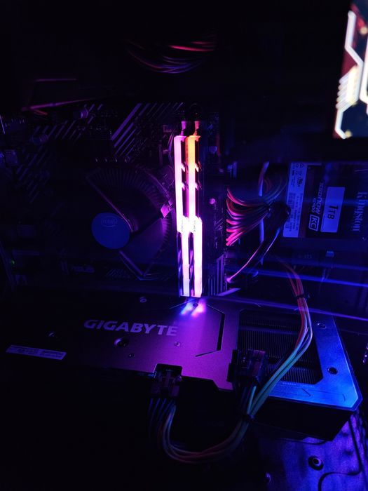 PC Gaming RGB z wyświetlaczem | RTX Ti, i5, 32GB RAM