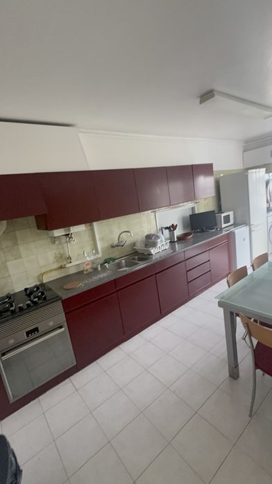 Quarto com 2 camas, tv e frigorifico  em Odivelas