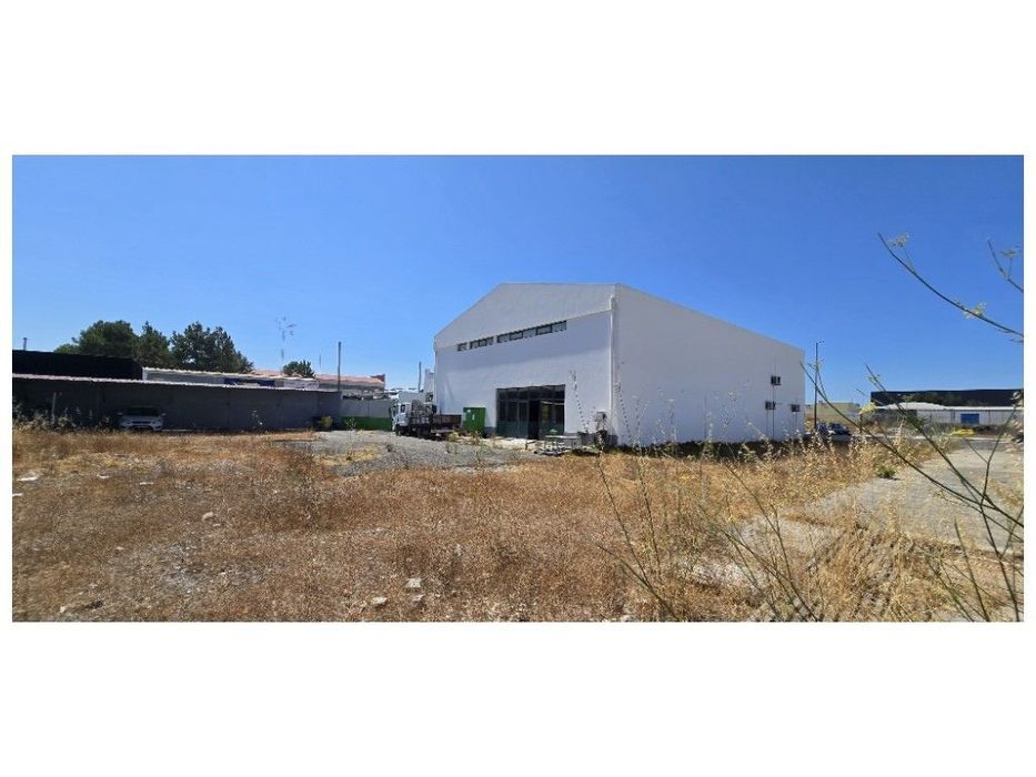 ARMAZÉM Industrial (+ Lote p/ construção)