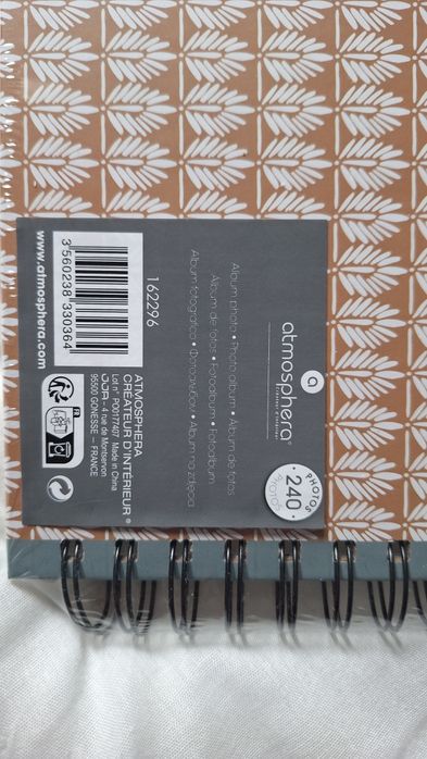 Álbum Para Fotos 240 Páginas
Dimensão: 32,5x3x31,1cm
Metal e Cartão

A