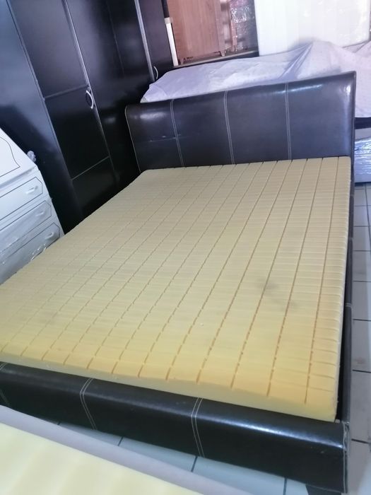 Cama Casal com Cabeceira em Pele