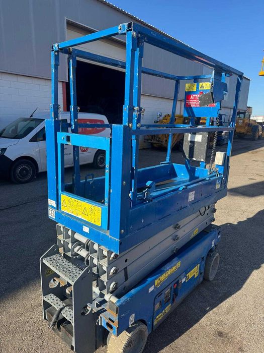 Plataforma elevatoria eletrica 8mt (Usada) estreita