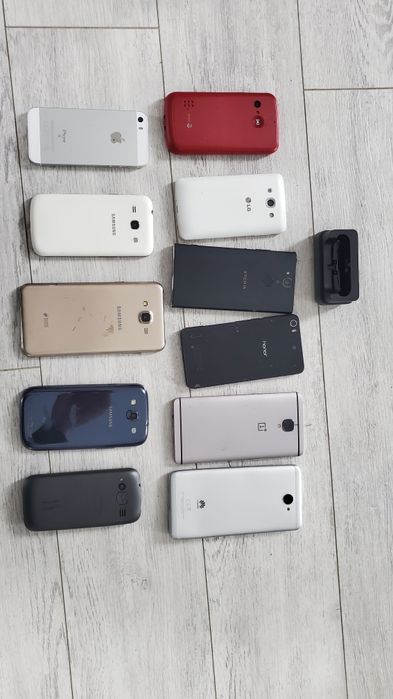 Мобільні телефони 11 шт. На запчастини або під відновлення.