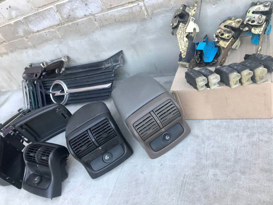 Дефлекторы. Замок дверной. Крышка подлокотника.Opel Omega B.