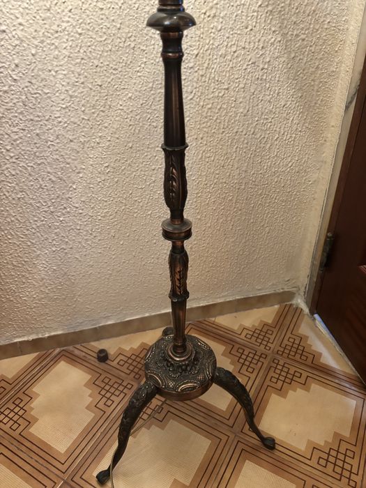 Candeeiro clássico de pé alto