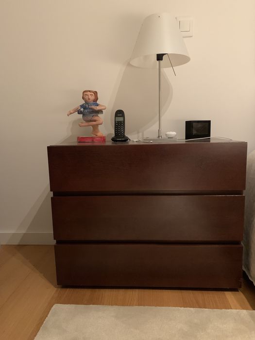 2 mesas de cabeceira e cómoda