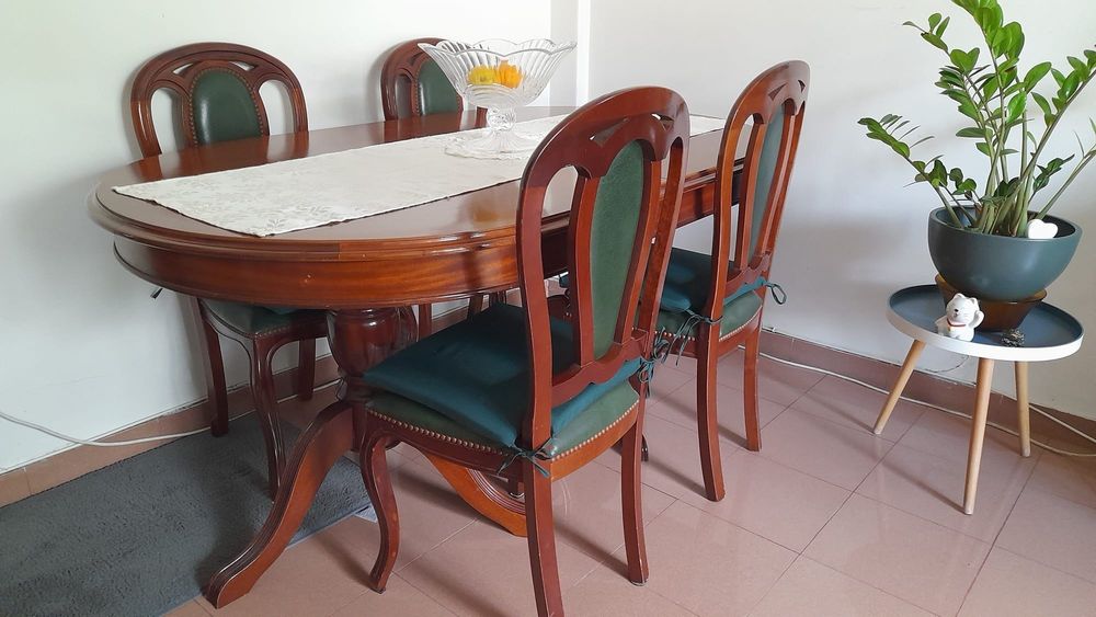 Móvel antigo mesa de sala com cadeiras