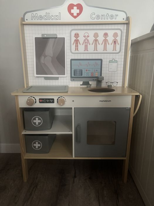 Drewniana kuchnia i gabinet lekarski mamabrum