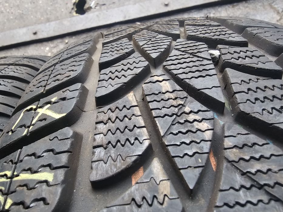 Opony Zimowe 2szt- R17 225/60-Dunlop-8mm