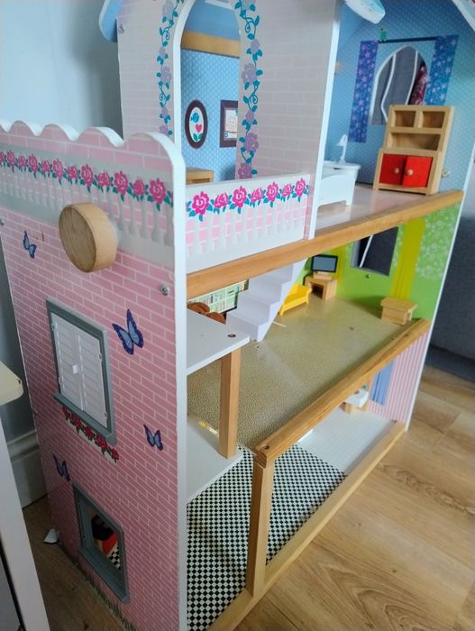 Domek drewniany z mebelkami drewnianymi i windą